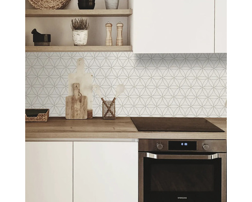 Kuchynská scéna s geometrickými nálepkami na stenu nad pracovnou doskou.