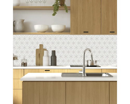 Kuchynská scéna s geometrickým dekorom dlaždíc, drezom a kuchynským náčiním