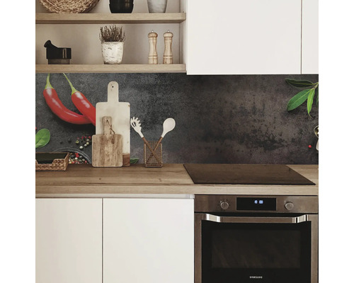 Kuchynská zástena s motívom chilli v moderné kuchyni