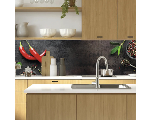 Kuchynská scéna s kuchynským obkladom so vzorom čili a korenia