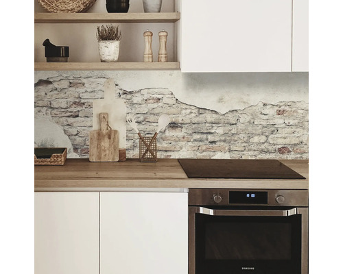 Kuchynský priestor s obkladom steny s tehlovým vzorom, sporákom a policami