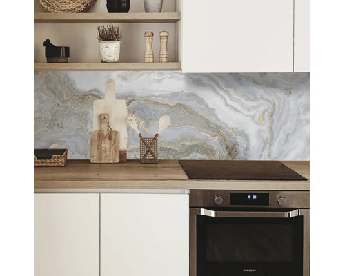 Kuchynská scéna s pracovnou doskou, drezom a mramorovým stenovým panelom