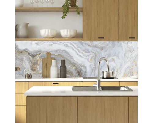 Kuchynská scéna s mramorovým stenovým panelom, drezom, batériou a drevenými prvkami