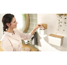 Kúpeľňová scéna so ženou, umývadlom a nástennými boxmi z ocele s bambusovým vekom