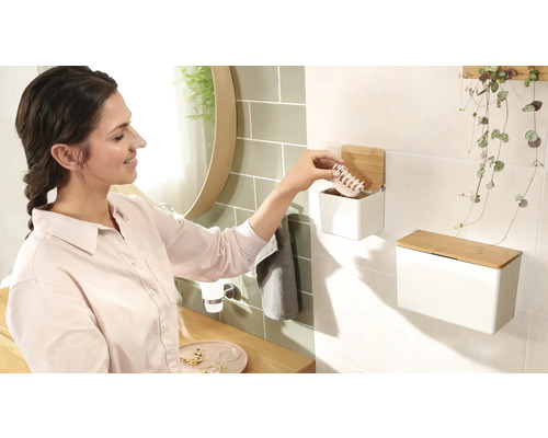 Kúpeľňová scéna so ženou, umývadlom a nástennými boxmi z ocele s bambusovým vekom