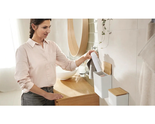 Kúpeľňová scéna so ženou, umývadlom a nástennými úložnými boxami