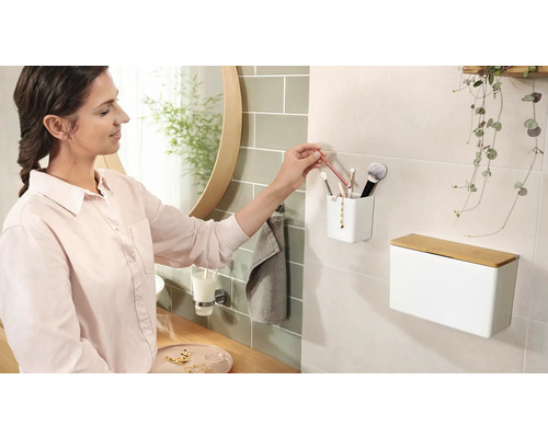 Kúpeľňová scéna s kozmetickým boxom, štetcami na líčenie a ženou