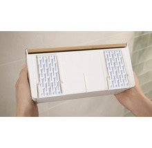 Úložný box s dreveným vekom držaný v rukách.