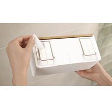 Krabička na vlhčené obrúsky s bambusovým vekom v ruke