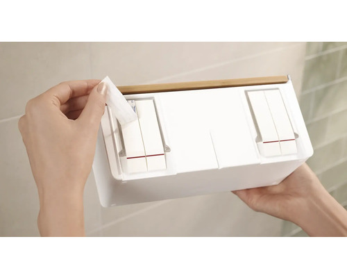 Krabička na vlhčené obrúsky s bambusovým vekom v ruke