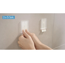 Aplikácia lepiacich prúžkov na stenu