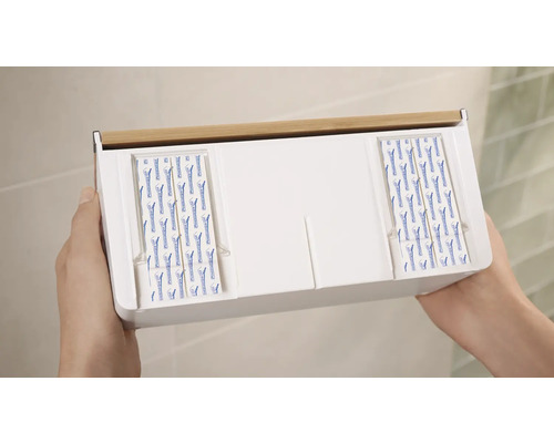 Úložný box z plastu s bambusovým vekom držaný v ruke