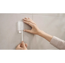 Aplikácia lepiacich pások na obkladanú stenu