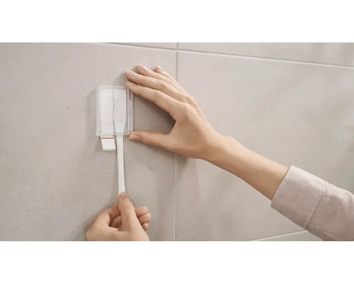 Aplikácia lepiacich pások na obkladanú stenu