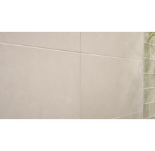 Detailný záber svetlých obkladov s horizontálnou štruktúrou do interiéru