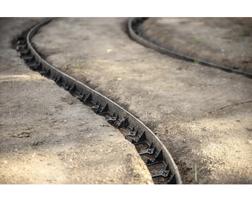 Záhradná úprava s flexibilným lemom trávnika na ohraničenie záhonu