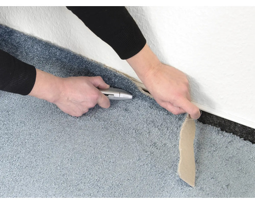 Rezanie koberca pri stene pomocou rezacieho noža