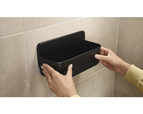 Montáž čiernej sprchovej poličky na stenu