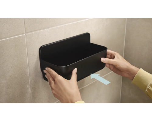 Nástenná polica na ukladanie v kúpeľni sa pripevňuje na stenu