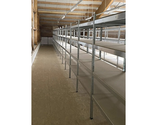 Skladovací priestor s regálmi na uskladnenie