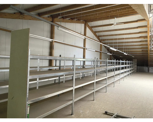 Skladovacia miestnosť s kovovými a drevenými regálmi