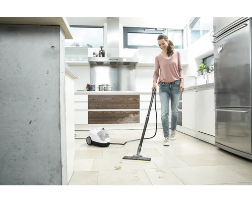 Žena čistí kuchynskú podlahu parným čističom Kärcher
