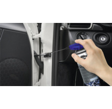 Aplikácia viacúčelového spreja na údržbu automobilov