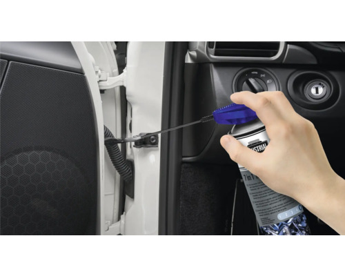 Aplikácia viacúčelového spreja na údržbu automobilov