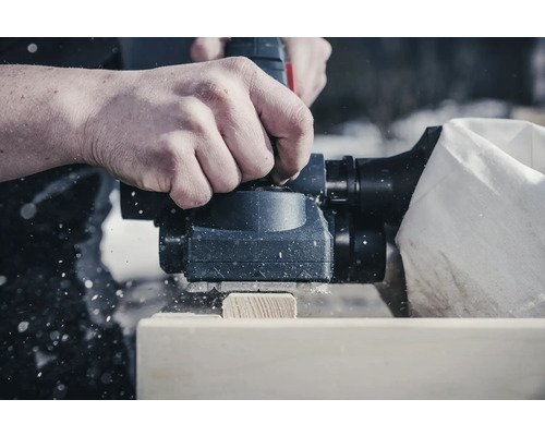 Ručný hoblík pri práci na dreve