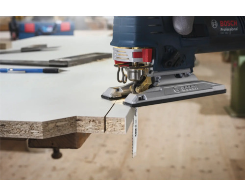 Priamočiara píla Bosch reže drevený obrobok. Logo Bosch.