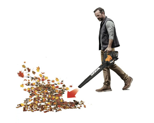 Muž používa akumulátorový fúkač lístia na odstraňovanie lístia