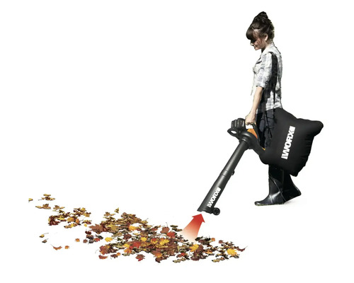 Žena používa vysávač lístia značky Worx na zber lístia.