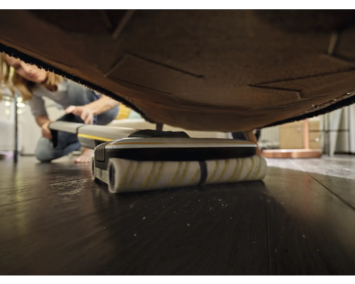 Čistiace zariadenie na podlahy pri čistení pod nábytkom