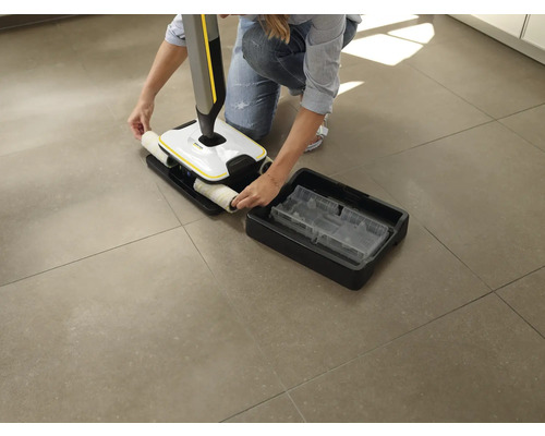 Podlahový čistič sa čistí.