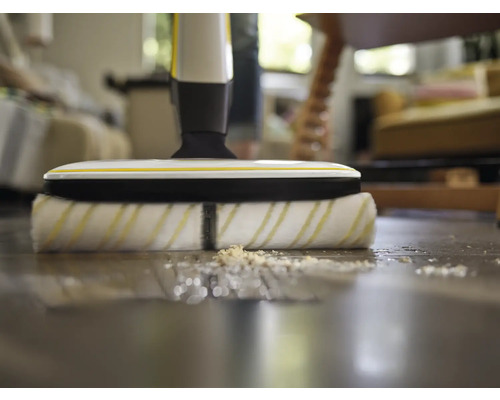 Čistiace zariadenie na podlahy v akcii na drevenej podlahe