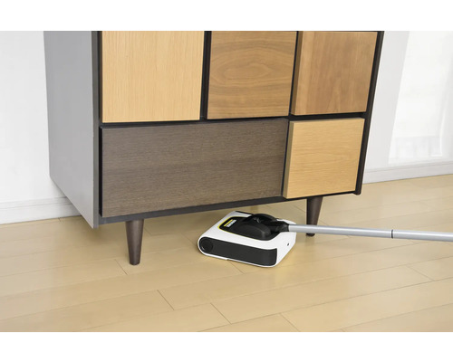 Akumulátorový čistič podláh sa používa pod skriňou.