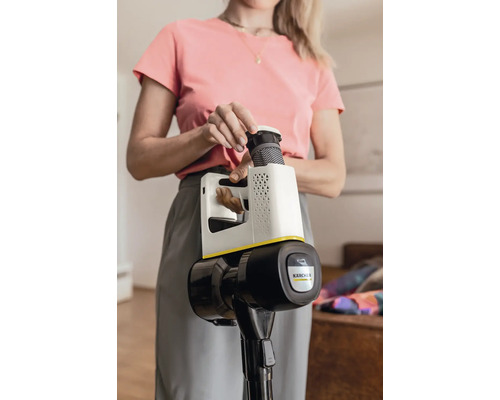 Žena používa akumulátorový vysávač