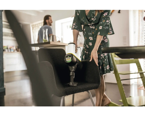 Žena vysáva stoličku akumulátorovým vysávačom.