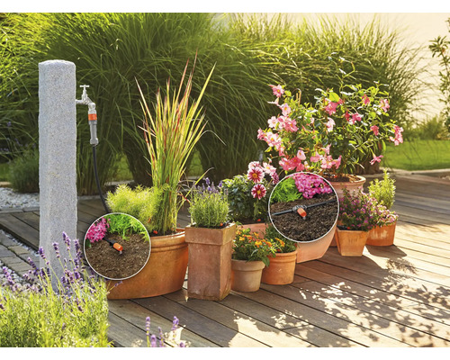 Záhradný zavlažovací systém s kvapkovačmi a kvetmi v kvetináčoch