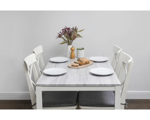 Jedálenský stôl so štyrmi stoličkami a dekoráciou