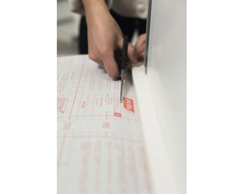 Strihanie fólie nožnicami.