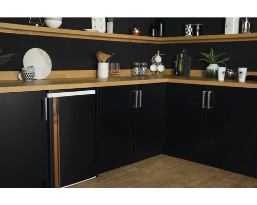 Kuchynský kút s čiernymi skrinkami a drevenými pracovnými doskami