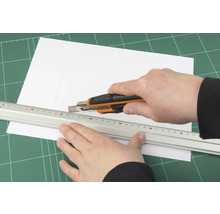 Rezanie papiera rezacím nožom a pravítkom na rezacej podložke