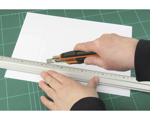 Rezanie papiera rezacím nožom a pravítkom na rezacej podložke