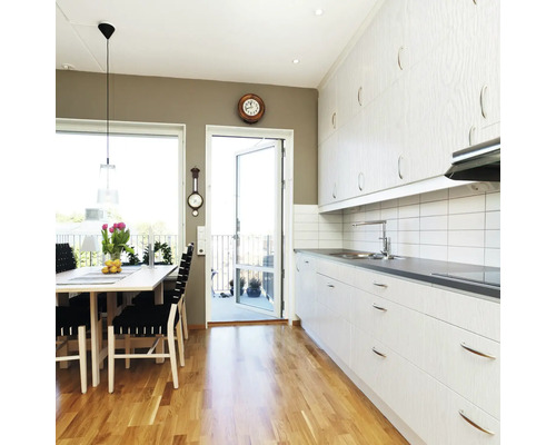 Svetlá kuchyňa s jedálenským stolom a vstupom na balkón