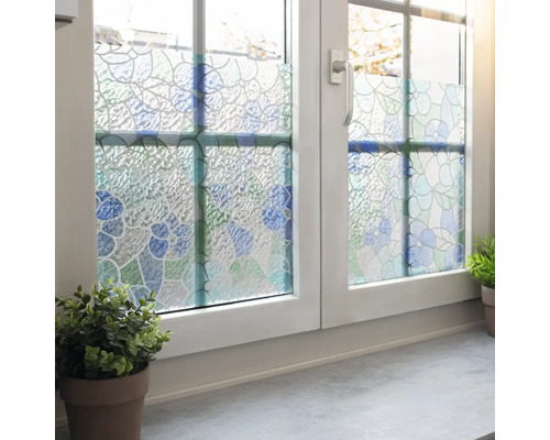 Okno s okennou fóliou pre súkromie a dekoráciu.