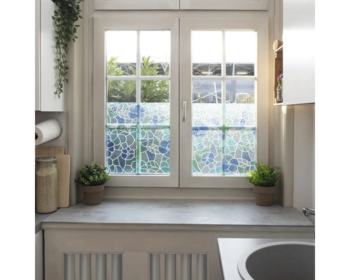 Okno s dekoratívnou okennou fóliou s kvetinovým dizajnom pre väčšie súkromie.