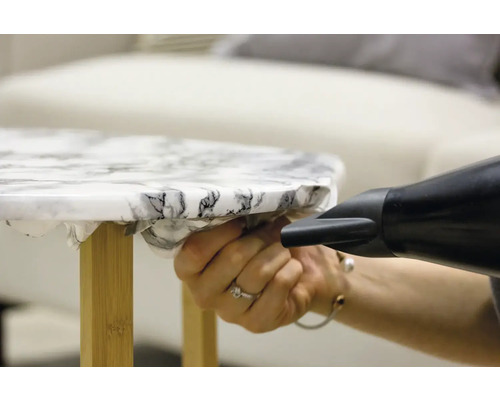 Aplikácia samolepiacej fólie na stôl pomocou teplovzdušnej pištole