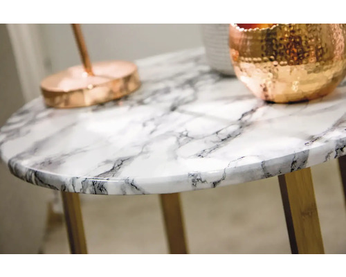 Stôl s mramorovou doskou a drevenými nohami.