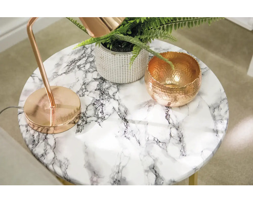 Okrúhly príručný stolík s mramorovým vzhľadom, lampou, rastlinou a miskou